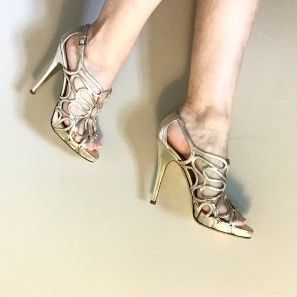 VLogo crystal-embellished leather sandals in gold  Valentino Garavani GOLD leather platform sandal Size 6.5